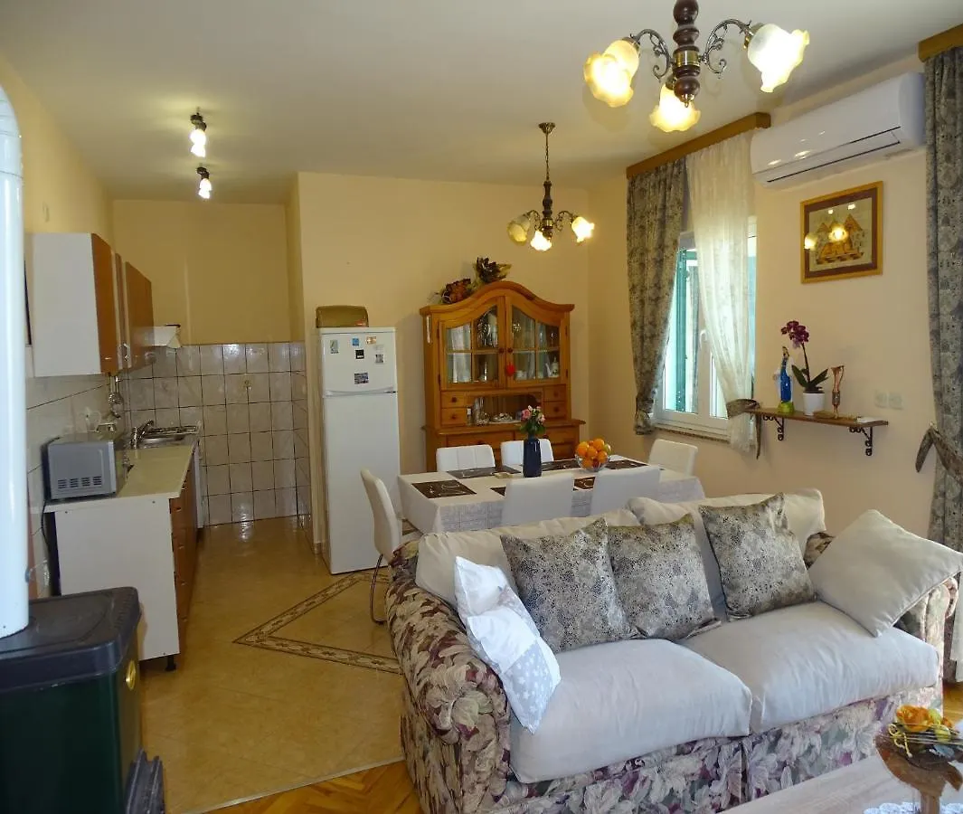 Lovely 3 Bedroom Apartment Lemi Near Beach Rtina